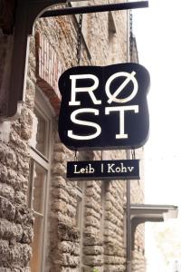 Monika-Kuzmina-Karl-Loonurm-ja-Robin-Roosmaa-arutelu-Foto-Jane-Vogt-01