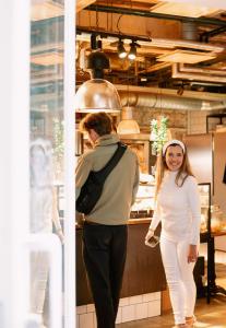 Monika-Kuzmina-Karl-Loonurm-ja-Robin-Roosmaa-arutelu-Foto-Jane-Vogt-03