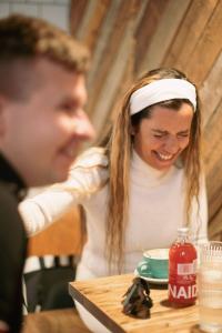 Monika-Kuzmina-Karl-Loonurm-ja-Robin-Roosmaa-arutelu-Foto-Jane-Vogt-16