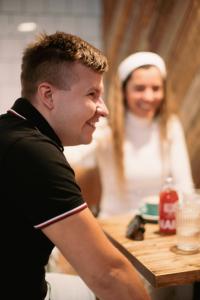 Monika-Kuzmina-Karl-Loonurm-ja-Robin-Roosmaa-arutelu-Foto-Jane-Vogt-17