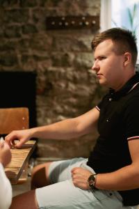 Monika-Kuzmina-Karl-Loonurm-ja-Robin-Roosmaa-arutelu-Foto-Jane-Vogt-20