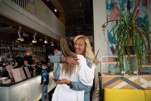 Janika-Koch-Mae-kohtumine-Foto-Jane-Vogt-04-Monika-Kuzmina-ja-Janika-Koch-Mae