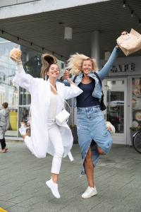 Janika-Koch-Mae-kohtumine-Foto-Jane-Vogt-59-Monika-Kuzmina-ja-Janika-Koch-Mae