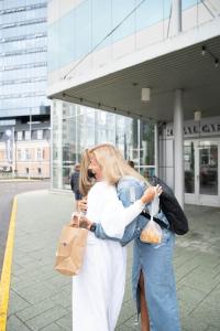 Janika-Koch-Mae-kohtumine-Foto-Jane-Vogt-62-Monika-Kuzmina-ja-Janika-Koch-Mae