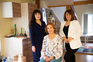 Dr-Maie-Matsenas-pildistamine-Foto-Jane-Vogt-021-Maie-Matsenas-Evelin-Kuldkepp-ja-Liina-Kumm