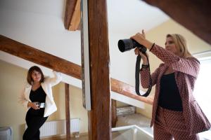 Dr-Maie-Matsenas-pildistamine-Foto-Jane-Vogt-103-Karen-Harms-ja-Liina-Kumm