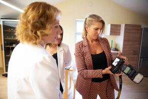 Dr-Maie-Matsenas-pildistamine-Foto-Jane-Vogt-227-Maie-Matsenas-Karen-Harms-ja-Liina-Kumm