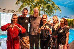 Aufguss-koolitus-Elamus-Spas-Foto-GoodNews-Evelin-Kruus-48-Ashley-Fijma-Gideon-Fijma-Margit-Kurn-Karl-Peeter-Kangur-Johanna-Jakobson-ja-Monika-Kuzmina