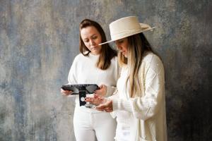 Janika-Koch-Mae-vottepaev-Foto-GoodNews-Evelin-Kruus-025-Monika-Kuzmina-ja-Piret-Laes