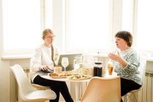 Imbi-Pajuga-kohtumine-Foto-GoodNews-Evelin-Kruus-47-Imbi-Paju-ja-Kristi-Zirk