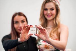 GlamUpper-ja-BomBom-koostoo-Foto-GoodNews-Evelin-Kruus-002-Adriana-Viks-ja-Brigitta-Liivak