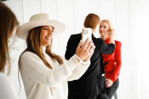 Olesija-Saue-vottepaev-Foto-GoodNews-Evelin-Kruus-050-Olesija-Saue-Maie-Jaomaa-ja-Monika-Kuzmina