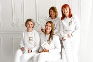 GoodNews-tiimiliikmete-pildistamine-Foto-GoodNews-Evelin-Kruus-39-Veronika-Tigasoo-Joanna-Koovit-Liina-Kumm-ja-Onnela-Seinamets