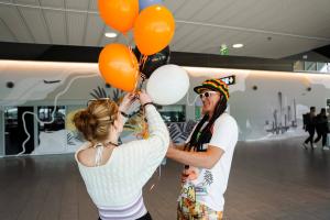 Hollandi-saunameistrite-saabumine-Foto-GoodNews-Evelin-Kruus-01-Kaupo-Sormus-ja-Johanna-Jakobson