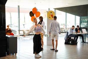 Hollandi-saunameistrite-saabumine-Foto-GoodNews-Evelin-Kruus-06-Kaupo-Sormus-ja-Johanna-Jakobson