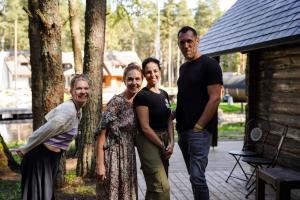 Suitsusauna-ohtu-saunameistritega-Foto-GoodNews-Evelin-Kruus-014-Margit-Kurn-Johanna-Jakobson-Ashley-Fijma-ja-Gideon-Fijma