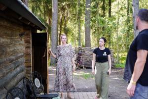 Suitsusauna-ohtu-saunameistritega-Foto-GoodNews-Evelin-Kruus-022-Margit-Kurn-ja-Ashley-Fijma