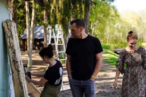 Suitsusauna-ohtu-saunameistritega-Foto-GoodNews-Evelin-Kruus-032-Margit-Kurn-Ashley-Fijma-ja-Gideon-Fijma