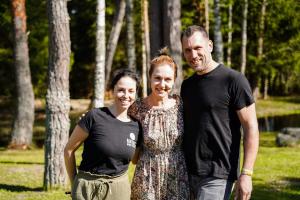 Suitsusauna-ohtu-saunameistritega-Foto-GoodNews-Evelin-Kruus-049-Margit-Kurn-Ashley-Fijma-ja-Gideon-Fijma