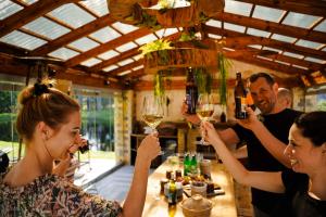 Suitsusauna-ohtu-saunameistritega-Foto-GoodNews-Evelin-Kruus-082-Margit-Kurn-Ashley-Fijma-ja-Gideon-Fijma