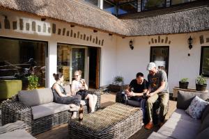 Suitsusauna-ohtu-saunameistritega-Foto-GoodNews-Evelin-Kruus-149-Ashley-Fijma-Johanna-Jakobson-Gideon-Fijma-ja-Kaupo-Sormus