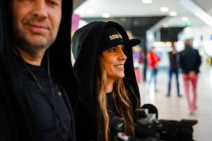 Sigrid-Kapanen-ja-Ringo-Tipp-Tallinna-Lennujaamas-Foto-GoodFight-Evelin-Kruus-04-Virko-Veskoja-ja-Monika-Kuzmina