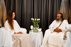 Intervjuu-Gurudev-Sri-Sri-Ravi-Shankariga-Foto-GoodNews-Evelin-Kruus-066-Gurudev-Sri-Sri-Ravi-Shankar-ja-Lea-Roy