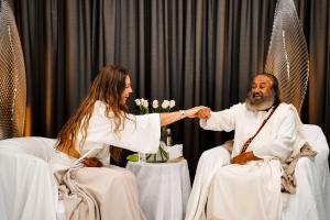 Intervjuu-Gurudev-Sri-Sri-Ravi-Shankariga-Foto-GoodNews-Evelin-Kruus-076-Gurudev-Sri-Sri-Ravi-Shankar-ja-Lea-Roy