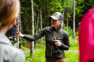 Saunavihtade-tegemine-Foto-GoodNews-Evelin-Kruus-028-Paivi-Paasu-Kreutzwald-Prii