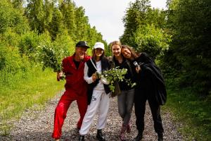 Saunavihtade-tegemine-Foto-GoodNews-Evelin-Kruus-107-Kaupo-Sormus-Monika-Kuzmina-Margit-Kurn-ja-Lea-Roy