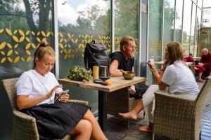 Elamus-Spa-Foto-GoodNews-Evelin-Kruus-03-Liana-Poldver-Kaupo-Sormus-ja-Joanna-Koovit