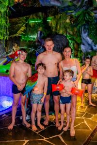 Lastehommik-Elamus-Spas-Foto-Karen-Harms-025-Ott-Tanak-Silvia-Ilves-ja-pojad